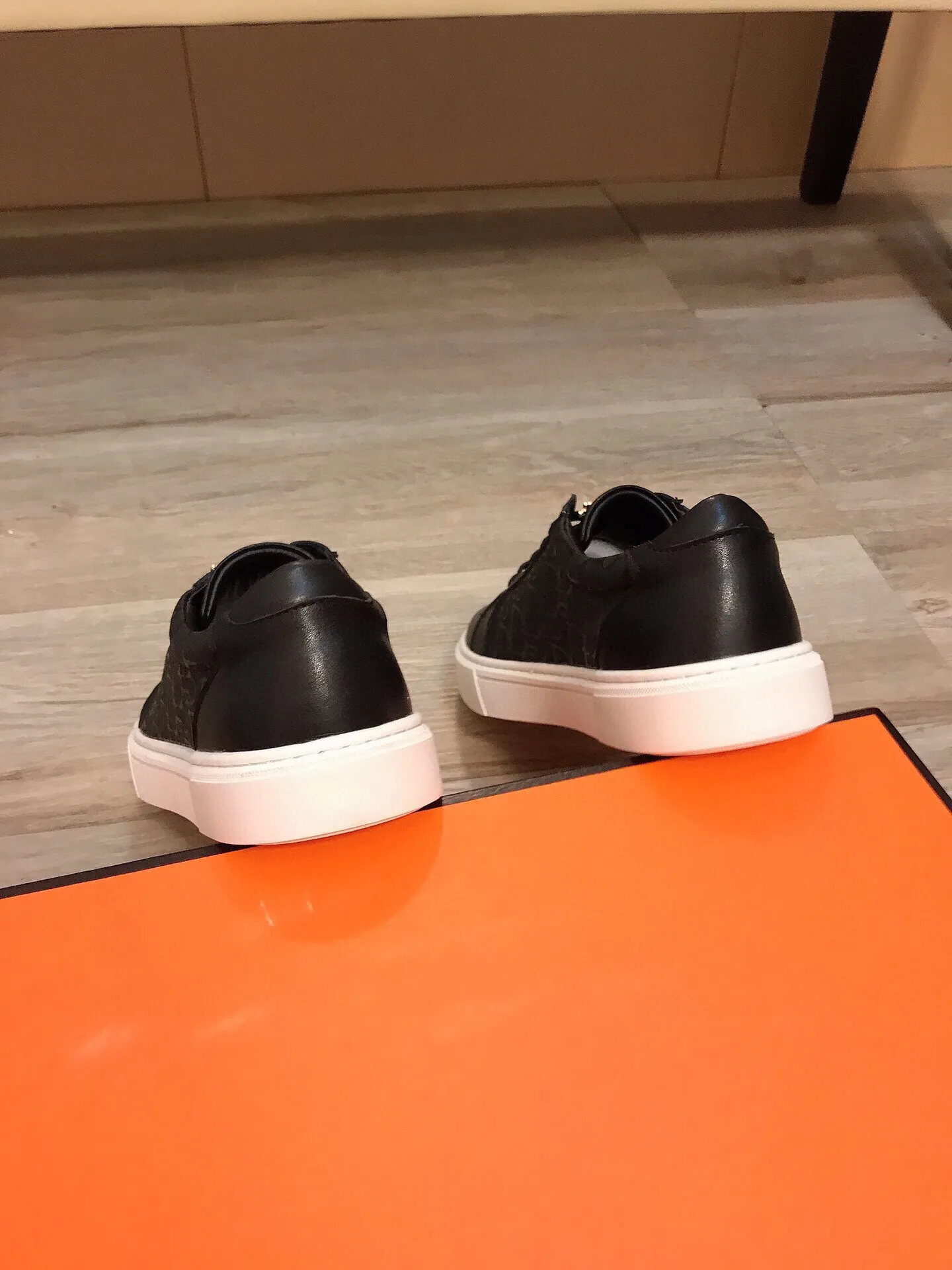Factory price 360 ​​◾️▫【Dior】Dior's new high-end boutique, men's fashionable casual shoes, quite distinctive. The upper is made of imported soft cowhide + brand-specific embossing, which shows the design style. The genuine leather lining makes the foot feel soft and comfortable. The original wear-resistant special outsole is a must-have item for trendy men! Size: 38-44